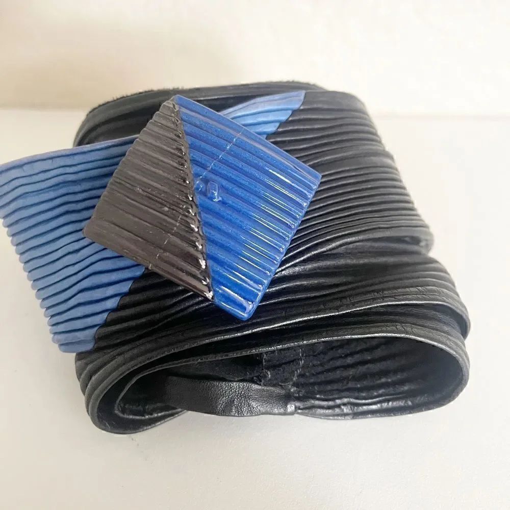 Vintage 80’s belt in black leather with blue detail.